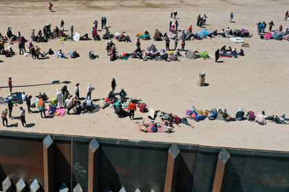 Migrantes esperan en El Paso, Texas. (Photo by Patrick T. Fallon / AFP)