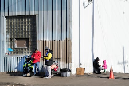 Migrantes frente a un refugio en el barrio de Pilsen de Chicago, el martes 19 de diciembre de 2023