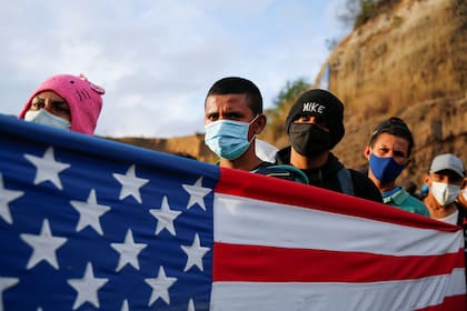 Migrantes Hondureños con la bandera de Estados Unidos 