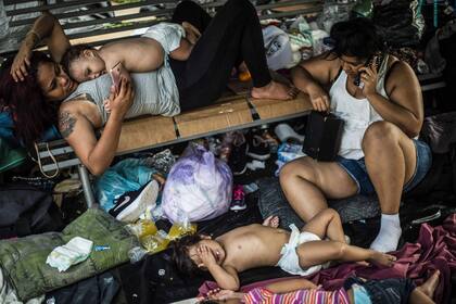 Migrantes hondureños descansan en un campamento improvisado en Huixtla, en el estado mexicano de Chiapas