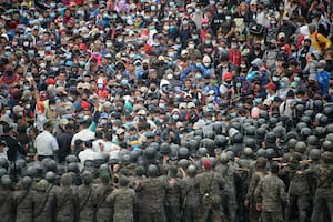 La policía guatemalteca dispersa a la fuerza a una caravana de migrantes