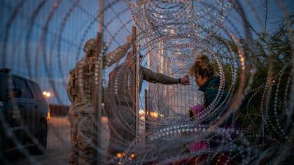 Migrantes intentan cruzar al lado estadounidense del río Grande en El Paso, Texas, en marzo pasado