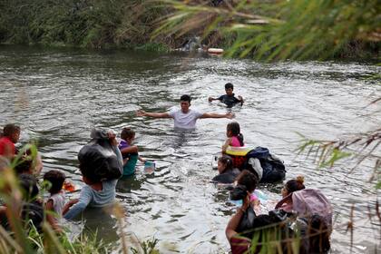 Migrantes intentan cruzar uno de los puntos de la fronteras a la altura de Matamorros, en México.  Joe Raedle/Getty Images/AFP (Photo by JOE RAEDLE / GETTY IMAGES NORTH AMERICA / Getty Images via AFP)