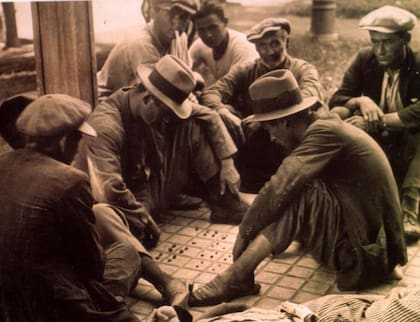 Migrantes italianos juegan al juego de las bochas en Argentina