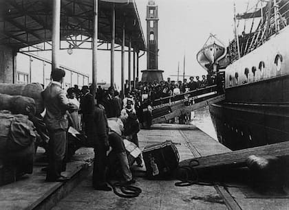 Migrantes italianos llegan al puerto de Buenos Aires, Argentina, alrededor de 1910
