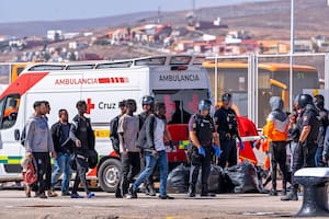 Migrantes llegan a Puerto del Rosario, en la Isla de Fuerteventura, España, el martes 3 de octubre de 2023. Más de 500 migrantes llegaron en 24 horas al archipiélago español de Islas Canarias en cuatro grandes embarcaciones de madera, según indicaron esta semana los servicios canarios de emergencias. (Europa Press via AP)