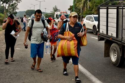Migrantes marchan hacia Huehuetán, en el estado de Chiapas, México, el lunes 24 de abril de 2023.