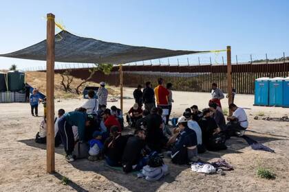 Migrantes que aún no han cruzado la frontera temen que sea aún más difícil desde enero
