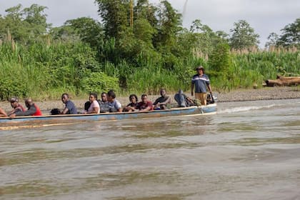 Migrantes que cruzan el Tapón del Darien, la inhóspita selva que separa Colombia de Panamá (Archivo)