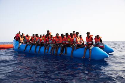 Migrantes rescatados cerca de las costas de Libia