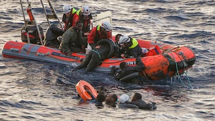 Migrantes rescatados por el barco humanitario Sea Punk I frente a la isla italiana de Lampedusa