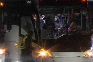 Los suburbios en Estados Unidos rechazan los autobuses con migrantes enviados desde la frontera con Texas