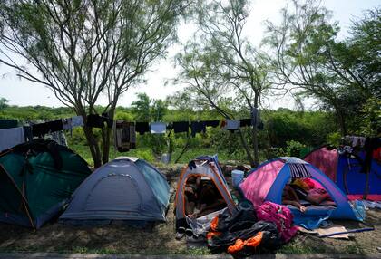 Migrantes venezolanos acampan a la orilla del río Bravo, el domingo 14 de mayo de 2023, en Matamoros, México (AP Foto/Fernando Llano)
