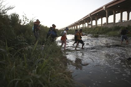 Migrantes venezolanos cruzan el Río Bravo hacia la frontera de Estados Unidos para entregarse a la patrulla fronteriza, desde Ciudad Juárez, México