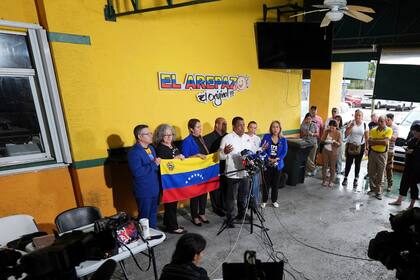 Migrantes venezolanos en Doral enfrentan incertidumbre tras la eliminación del TPS, lo que pone en peligro su permanencia y estabilidad económica