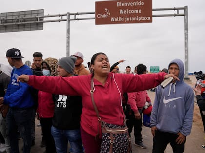 Migrantes venezolanos protestan en la frontera entre Chile y Perú