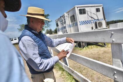 Luis Miguel Etchevehere en la tranquera del campo familiar