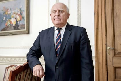 Miguel Lifschitz fue trasladado hoy de una sala general a una de cuidados intensivos tras haber contraído coronavirus