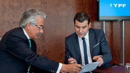 Miguel Gallucio (YPF), junto con Alí Moshiri (Chevron)