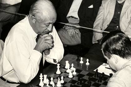 Miguel Najdorf, el ajedrecista argentino que logró el récord mundial de partidas simultáneas a ciegas 