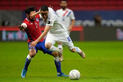 Miguel Almiron, un crack, deja en el camino a Eugenio Mena