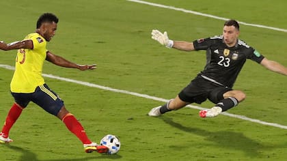 Miguel Ángel Borja, jugando para Colombia, ante un viejo conocido: Emiliano Dibu Martínez