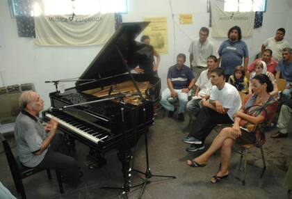 Miguel Angel Estrella brinda un concierto y una charla en el penal de Florencio Varela, en 2006