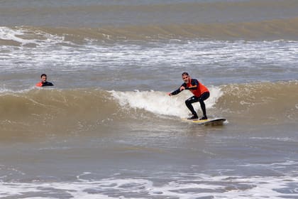 Miguel Ángel Floria logró surfear una pequeña ola tras un mes y medio de entrenamiento