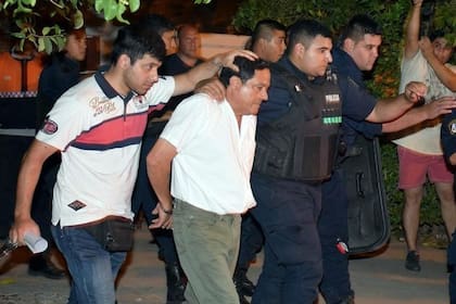 Miguel Angel Jimenez, alias el brujo, llevado por la policía, el día de su detención