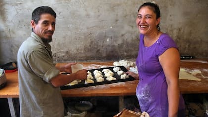 Miguel Ángel Litter y Gabriela Carrizo tienen un emprendimiento de venta de pan y facturas en su casa de Merlo