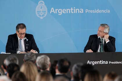 Miguel Ángel Pesce junto al presidente Alberto Fernandez en la presentacion de los nuevos billletes con los proceres que reemplazaron a los animales