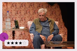 Irreconocible, Miguel Ángel Rodríguez domina la escena desde un simple sillón