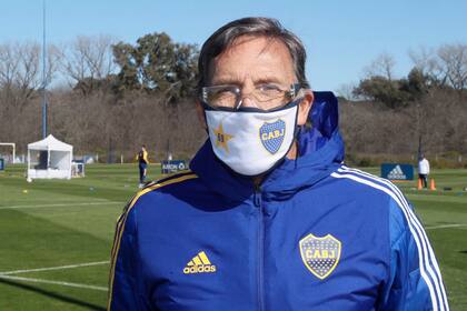 Miguel Angel Russo, con 64 años, está dentro del grupo de riesgo; por eso el DT de Boca miró la práctica xeneize a distancia