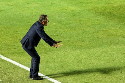 Russo, en acción en la cancha y educador afuera; "Antes era la mamá y el papá, y ahora hay un montón de gente alrededor del chico...", alerta