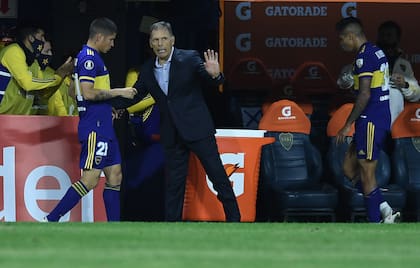 Miguel Angel Russo le da indicaciones a Jorman Campuzano, en un partido de Boca vs. The Strongest