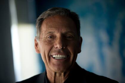 Miguel Angel Russo sonrie durante una entrevista con la Nación.