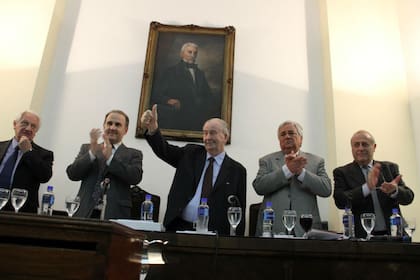 Carlos Portell, el último de izquierda a derecha, fue uno de los laderos de Julio Grondona, el expresidente de la AFA