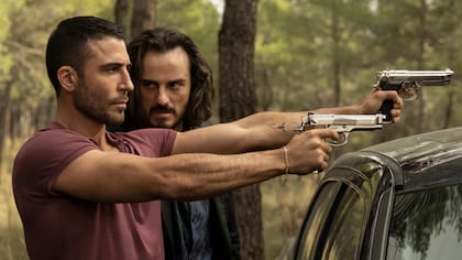 Miguel Ángel Silvestre y Asier Etxeandia como Moisés y Romeo