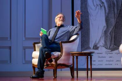 Miguel Ángel Solá no solo vuelve a los escenarios con esta obra, sino que además se anima a un rol cómico.