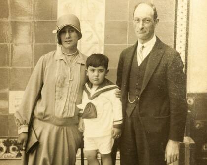 Miguel Ángel Vallvé de niño con sus padres