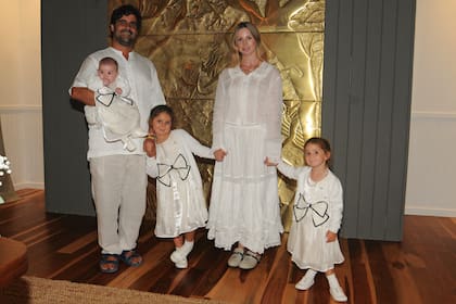 Miguel Balut (hermano de Sofía) junto a su mujer, Martina Arandia, y sus tres hijas: Marchesa Marni (en brazos de su papá), Madelon (entre ambos) y Marie Magnolia