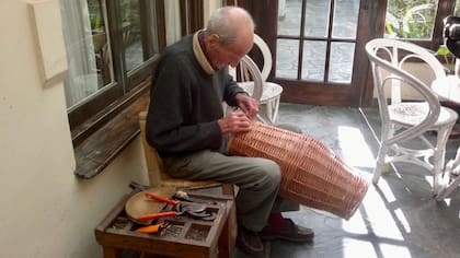 Miguel Bernabé elaborando canastos