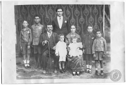 Miguel Borga y su esposa Rosa Peretti con sus siete hijos varones, del menor de los cuales ha sido padrino el Presidente de la República