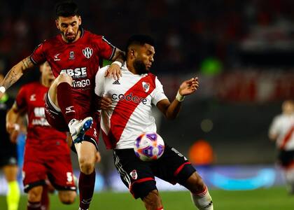 Miguel Borja, autor del segundo gol de River sobre Central Córdoba; el colombiano sufrió un golpe en el tobillo izquierdo y será evaluado por el cuerpo médico