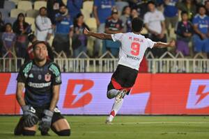 Miguel Borja celebra su gol ante la U de Chile, el sábado: es el único centrodelantero natural que tiene River en su plantel