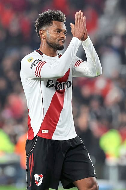 Miguel Borja pidiéndole disculpas a los hinchas de River tras un pobre rendimiento