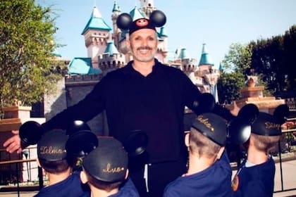 Padre de cuatro niños, Miguel Bosé logró tener la vida que su padre jamás soñó para él