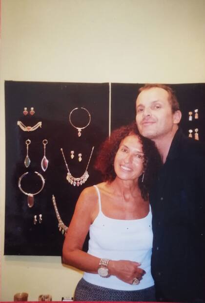 "Miguel Bosé me interceptó en un restaurante y me preguntó dónde había conseguido el collar que llevaba puesto. Le dije que lo había hecho yo. Se vino a mi casa con todo su staff, incluidos músicos y representante, y aquí cocinamos y comimos. Me compró un collar de pescaditos tallados en marfil”, recuerda