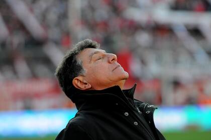 Miguel Brindisi, el último técnico en las campañas que terminaron con Independiente en el descenso, en un previsible final