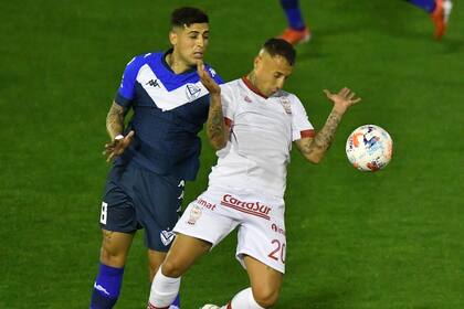 Miguel Brizuela y el uruguayo Jhonatan Candia, el autor del gol de Huracán.